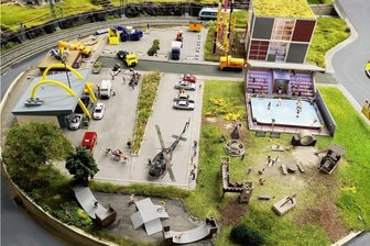 Modellbahnen fahren in Netzschkau an Eisstadion und Spielplatz vorbei - Auf der Clubanlage geht es modern zu: Es gibt Freizeitanlagen wie den Spielplatz, die Skaterelemente oder das Eisstadion, eine Notfallrettung mit Hubschrauber und Feuerwehr.