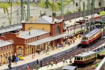 Modellbahner achten auf jedes Detail - auch wenn es frivol ist - Auf den Bahnsteigen am Hauptbahnhof der Clubanlage warten die Fahrgäste auf den Zug.
