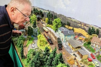 Modellbahner achten auf jedes Detail - Vereinschef Jochen Horst am Modell der Schmalspurbahn mit sächsischen Motiven.