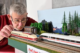 Modellbahner aus ganz Europa treffen sich in Chemnitz - Jan Schulze vom Modellbahnverein MEC mit einem Modell des SVT 175 (links).