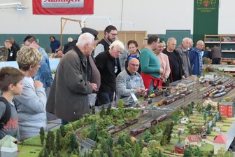 Modellbahner aus Langenhessen punkten mit Haltepunkt und Hiddensee - Hunderte Besucher zieht die Traditionsschau in Langenhessen jährlich in ihren Bann.