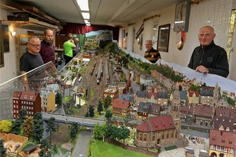 Modellbahner aus Meerane öffnen ihre Ausstellung für Besucher - Die Schau öffnet am Samstag und am Sonntag in der Annaparkhütte. Foto: Andreas Kretschel