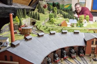 Modellbahner geben Einblick in ihre Miniaturwelt - Matthias Börner findet auf der Modellbahnanlage immer eine Stelle, an der etwas verbessert werden kann.