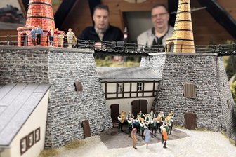Modellbahner im Erzgebirge zeigen jetzt auch das Kalkwerk. - Lutz Wundram (l.) und Matthias Börner vom Modelleisenbahnclub Flöhatalbahn Pockau hinter den Flöhatalern am Lengefelder Kalkwerk.