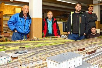 Modellbahner kommen erneut nicht ins Koberbachcentrum - Die Modellbahner um Markus Pecher (Mitte) haben ihre große Clubanlage wieder im Depot verstaut.