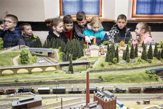 Modellbahner lassen sich in Pockau über die Schulter sehen - Hortkinder aus Pockau waren bereits zu Besuch und haben die analoge Vereinsanlage in der Amtsfischerei bestaunt.