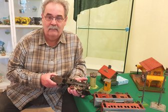 Modellbahnfan leiht heiße Öfen für vogtländische Weihnachtsausstellung: „Da hat es einigen schon den Kessel zerrissen“ - Andreas Reißmann sucht ein passendes Plätzchen für seine Dampflock der Marke Karl Bub.