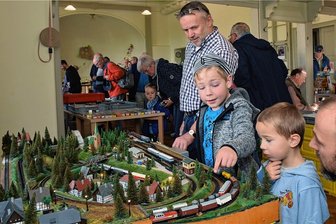 Modellbahnfans machen in Helbigsdorf bei Freiberg Dampf - 