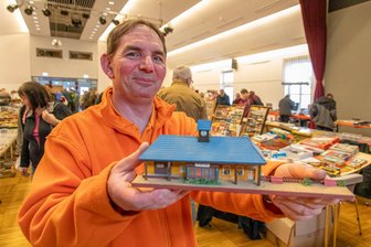 Modellbahnfreunde kommen bei Ausstellung in Thum auf ihre Kosten - Markus Nestler vom Verein Thumer Netz mit dem Bahnhofsgebäude aus den 1960er-Jahren, eine Rarität.