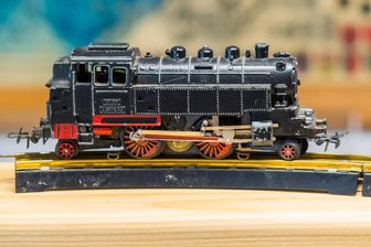 Modellbahnhersteller Piko wird 75: Ausstellung im Erzgebirge macht auf Ursprung in Chemnitz aufmerksam - Im Museum in Schönheide wird diese Lok gezeigt, die 1951 als Pico Express noch in Chemnitz in Serie ging. Sie wurde auf Grundlage der Handarbeitsmodelle von Fritz Helmer gefertigt.