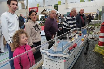 Modellbahnschau: Ostseefähre legt zum ersten Mal in Langenhessen an - Das Modell der Ostseefähre sorgt für staunende Gesichter.