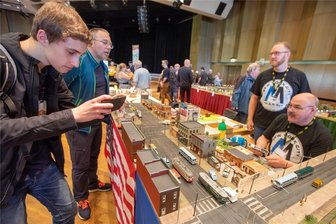 Modellbahnschau zum 130. Straßenbahn-Geburtstag in Plauen: Hunderte Besucher strömen in die Festhalle und staunen - Das faszinierte die Besucher in der Plauener Festhalle: Thorsten Löbl und René Jonzeck präsentierten den New Yorker Stadtteil Brooklyn als Modellbahn-Anlage. Tom und Markus Dittrich aus Reichenbach (links im Bild) hielten die Miniatur auf Fotos fest.