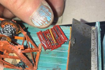 Modellbau im Erzgebirge: Wenn Profis wissen, wie’s funktioniert - Modellbauer brauchen eine ruhige Hand – gerade wenn es wie hier um Miniaturen geht.