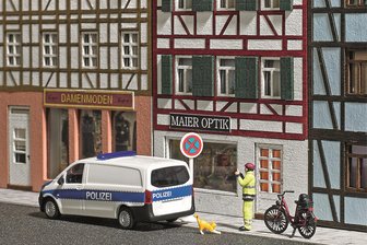 Modellbauer aus dem Erzgebirge bringt „Anzeigenhauptmeister“ im Miniformat auf den Markt - Die Szene mit dem „Anzeigenhauptmeister“ in Miniformat mit Hauszeile und Katze wurde von den Schönheidern für den Katalog zusammengestellt.