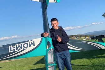 Modellbauer im Erzgebirge werben am Wochenende für die Faszination großer Flieger im Mini-Format - Elias Wolf, der Sohn des Vereinschef, hier im Bild mit einem seiner neuesten Segelflieger. Er ist jedoch nur einer von zahlreichen jungen Mitstreitern und Modellbauern im Verein. Nur Mädchen werden im Verein schmerzlich vermisst.