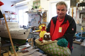 Modellbauer präsentieren auch außergewöhnliche Kreationen - Michael Böse ließ sich für Kinder ein außergewöhnliches Modell einfallen. Schnatterinchen und Pittiplatsch sind bei ihm mit dem Pantoffel unterwegs.