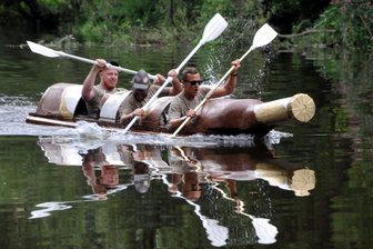 Modellboote messen sich bei Wettfahrt in Hohenfichte - Die Crew der Bierflasche sicherte sich den Sieg. Im Bild: Fabian Zenker, Dirk Fischer und Heck Marcel Steinhauser (v. r. n. l.)