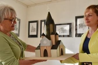 Modelle von Bauten der Region zu sehen - Gabriele Liebert vom Heimatverein Niederfrohna (links) und Kunstpädagogin Anett Bonitz in der neuen Schau im Niederfrohnaer Rathaus, wo Modelle von Bauten gezeigt werden, die Schüler des Beruflichen Gymnasiums der Handwerkerschule Chemnitz angefertigt haben. 
