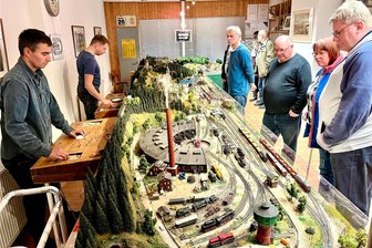 Modelleisenbahn in Hainichen: Fahrbetrieb auch auf kleinstem Raum - Denny Rockoff und Marko Graban (v. l.) steuern den Fahrbetrieb auf der Clubanlage in der Spurweite TT.