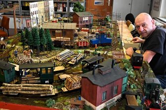 Modelleisenbahn in Hainichen: Gebaut mit Kaffeesatz und Rührstäbchen - Frank Drechsel mit seiner Moosner Waldbahn. Die komplett selbst gebaute Anlage zeigt eine fiktive Schmalspurbahn im Maßstab 1:18.
