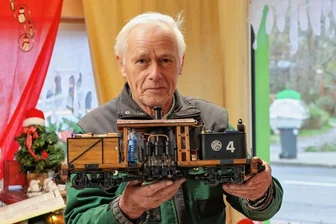 Modelleisenbahn-Unikate von 1880 bis 1930 im Schaufenster - Bernd Koch hat die Modelle nach historischen Fotos gebaut. So wie diese Waldbahnlok für den Holztransport sind es alles Unikate.