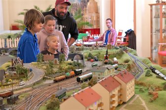 Modelleisenbahnclub präsentiert sich in Freiberg - Felix Krumpein mit Sohn Alfred (6) und Tochter Flora (10) aus Hilbersdorf schauten Maximilian beim Rangieren zu.