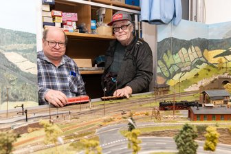 Modelleisenbahnclub stellt in Cunersdorf aus: Dampfloktage zum Auftakt - Modelleisenbahner aus Cunersdorf und Crottendorf – hier Erik Müller und Matthias Langer (r.) – laden zu einer Modellbahnschau.
