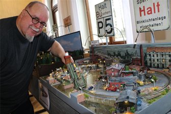 Modelleisenbahner aus dem Vogtland, Oberfranken und Ostthüringen halten zusammen - Faszination Cuxhaven: „Alter Klapperknochen“ nennt sich dieser Modelleisenbahner aus Hof, der seinen richtigen Namen für sich behält.