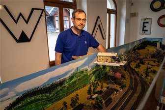 Modelleisenbahner bauen im Erzgebirge die einst steilste Bahnstrecke Sachsens nach - Martin Hofmann gehört zu den vier Vogtländern, die sich ehrenamtlich um die Modelleisenbahnanlage im Schatzhaus Eibenstock kümmern. Sie laden für den 17. und 18. Februar zu Fahrtagen ein.