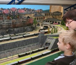 Modelleisenbahner fahren in Richtung Weihnachten - 
              <p class="artikelinhalt">Auf Modellbahn-Zeitreise haben sich am Wochenende auch Tomy Reichelt (acht Jahre) aus Frankenberg und seine Oma Heike Reichelt einladen lassen. Auf Sachsens größter H0-Anlage in Hohenfichte - hier ein Teil der Epoche zwei (1920 bis 1945) - bestaunt das Duo die vielen Details. Die Anlage und eine Spielzeugausstellung werden sonnabends, sonntags und an Feiertagen von 10 bis 18 Uhr geöffnet.</p>
            