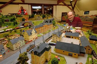 Modelleisenbahner haben das Gersdorfer Zentrum nachgebaut - Der Chef des Modellbahnclubs "Glück auf", Albrecht Looß, an der Vereinsanlage neben der Gersdorfer Ortsmitte im Kleinformat. Im Hintergrund sein Vorgänger Ulrich Münsel. 