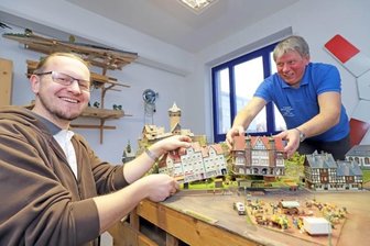 Modelleisenbahner voller Tatendrang - Klubchef Marcus Laufer (l.) und Organisator Mike Grohmann vom Freiberger Modelleisenbahnclub 1965 haben die gute Laune nicht verloren.