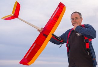 Modellflieger und Drohnen: Wem gehört der Himmel? - Kann man dieses Modell noch auf der freien Wiese fliegen, wenn die neue Drohnen-Verordnung des Bundesverkehrsministeriums kommt? Wie viele Flugmodellbauer hat André Barth vom Verein Modellbau Spiegelwald in Bernsbach Zweifel, ob die Verordnung seinem Hobby nicht den Garaus macht. Voraussichtlich in dieser Woche kommt es zu einer entscheidenden Abstimmung im Bundesrat.