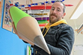 Modellraketen heben zu Silvester am Kosmonautenzentrum ab - Henning Lohse von den Raketenbauern mit einem Bleistift, der auch fliegen kann.