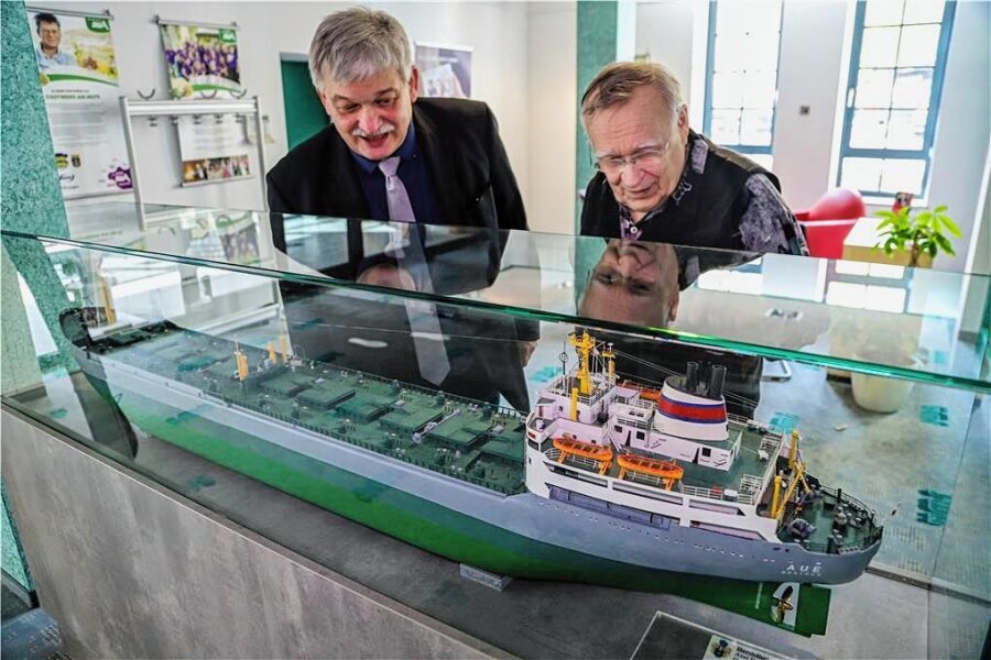 Modellschiff ankert jetzt endgültig in Aue - Oberbürgermeister Heinrich Kohl mit Axel Dietz an dem Modell der "MS Aue". 