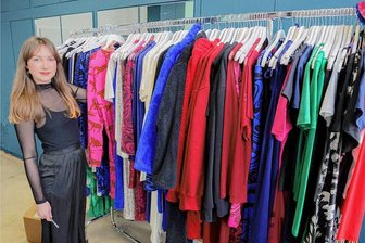 Modemacherin Sara Linke droht Insolvenz - warum sie trotzdem weitermacht - Sara Linke mit der neuen Herbst-Winter-Kollektion ihres Unternehmens. Die Chefin zeigt sich trotz drohender Insolvenz zuversichtlich.