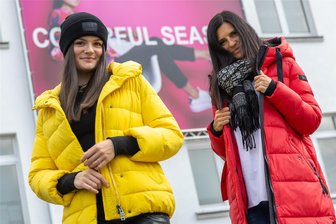 Modenschau im Doppelpack bei Blusenseidel Treuen: Weshalb der Schlabberpulli so beliebt ist - Jetzt heißt es warm anziehen: Leuchtende Farben zeige Leni (links) und Nadine am Mittwoch und Donnerstag auf der Modenschau in Schreiersgrün. Dort geht die Herbst-Winter-Kollektion über den Laufsteg.