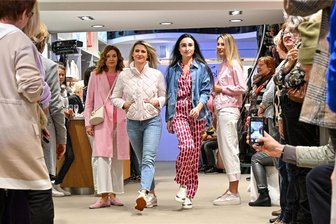 Modenschau in Burgstädt: Frühlingsfarben treffen auf internationale Trends - Models tragen Kleidung in angesagten Frühlingsfarben. Im Trend liegen Patelltöne Rosa und Rosé, Babyblau und Beige. Zur Modenschau im Modehaus „Storl en vogue“ in Burgstädt zeigten drei Männer und sieben Frauen, was angesagt ist.
