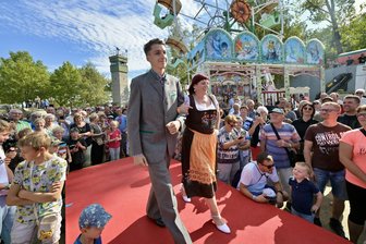 Modenschau sorgt für frischen Wind beim Museumsfest des Oldtimermuseums Culitzsch - Mandy Leimbach und Franz Tautenhahn zeigten Trachtenmode, die in Culitzsch entstanden ist.