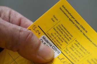 Ein Aufkleber für eine Impfung mit dem Impfstoff Moderna in einem Impfpass.