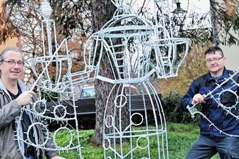 Moderne Kunst im Advent: Lichterengel von Oederan - Rolf Büttner (l.) und Marco Metzler haben in dieser Woche den Lichterengel bereits aufgebaut.