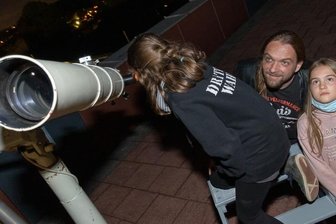 Moderne Technik begeistert Publikum - Lea, Lina und Jan Gehring haben Freitagabend den Himmel über Rodewisch genau studiert.