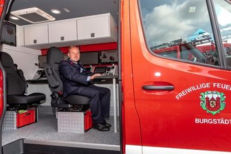 Moderne Technik für mehr Durchblick im Ernstfall - Feuerwehrmann Martin Bothen bedient im neuen Einsatzleitwagen der Burgstädter Freiwilligen Feuerwehr einen der beiden im Fahrzeug installierten Computer-Arbeitsplätze. 