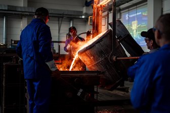 Moderne Technik trifft Tradition: Glockenguss in Freiberg fasziniert - Die Glockengießer des Sächsischen Metallwerkes in Freiberg beim Guss einer der Glocken für das neue Geläut der Naundorfer Kirche.