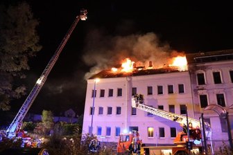 Moderne Technik und Zisternen stehen auf dem Wunschzettel - Größte Herausforderung für die Feuerwehr Frankenberg war im Oktober 2021 dieser Wohnhausbrand an der Altenhainer Straße. Dabei kamen zwei Drehleitern zum Einsatz, die halfen, Leben zu retten.