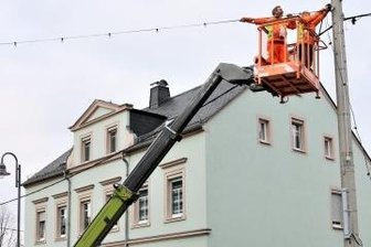 Moderne trifft auf Weihnachtstradition - Die Montage der Weihnachtsbeleuchtung wurde mit einem Radlader erledigt.