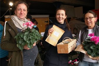 Moderner Bauernmarkt in Plauen: Was sich jetzt bei den Marktschwärmern ändern soll - Caroline Lange (Mitte) hat eingekauft und beliefert auch die Marktschwärmer. Die beiden Gastgeberinnen Elisabeth Leupold (links) und Sylvia Schellenberg kennt sie, viele andere aber noch nicht.