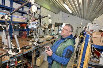 Moderner Daniel Düsentrieb aus Zwickau erfindet Riesenballon mit Roboterarmen - Henrik Modes steuert in seiner Werkstatt in Wilkau-Haßlau mithilfe eines Controllers Roboterarme, wie sie sein Ballon hat.