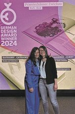 Modernes Design für Zwickaus älteste Häuser: Dickes Lob für Zwickauer Grafiker - Anke Friedrich und Susan Vödisch bei der Preisverleihung.