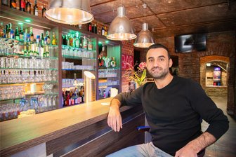 Modernes Lokal in historischen Mauern: „Fuchsbau“ öffnet am Freitag im Vogtland - Naci Capik ist der Ansprechpartner und der Mann für alles im neuen Lokal Fuchsbau in Oelsnitz.